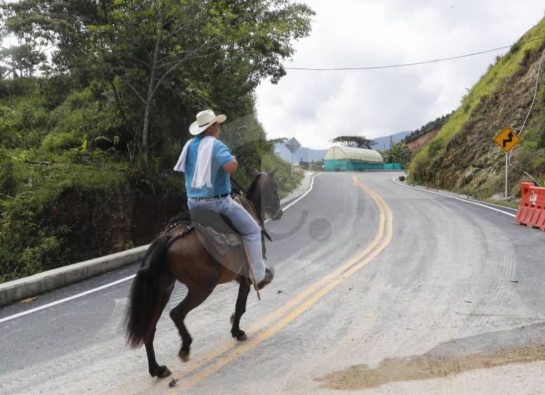 La pavimentación de la carretera que comunica a estos dos municipios del Oriente ahorrará 40 minutos hasta la autopista. Es un sueño pendiente de cuatro décadas. FOTO manuel saldarriaga