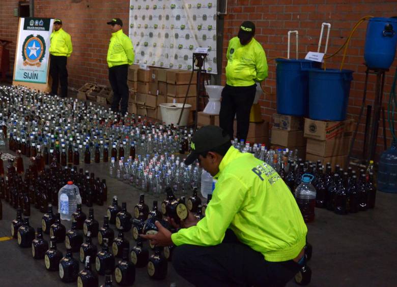 Incautan licor adulterado que sería vendido en Feria de las Flores