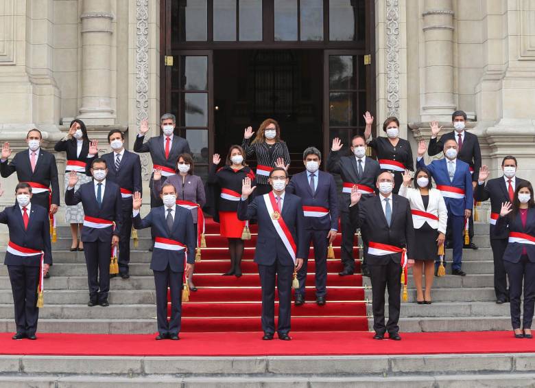 El nuevo gabinete de Martín Vizcarra, a las afueras del Palacio de Gobierno de Perú. FOTO AFP 