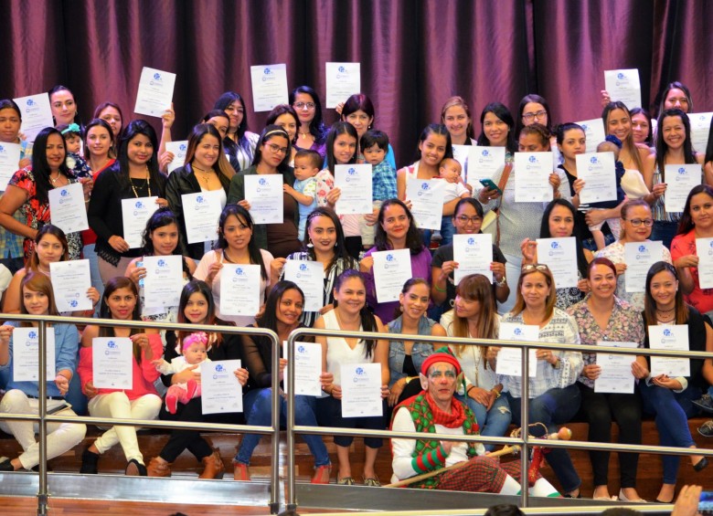 El pasado 1 de diciembre, 100 cuidadores fueron certificados en el teatro de la Universidad CES, en Medellín. FOTO CORTESÍA Ces
