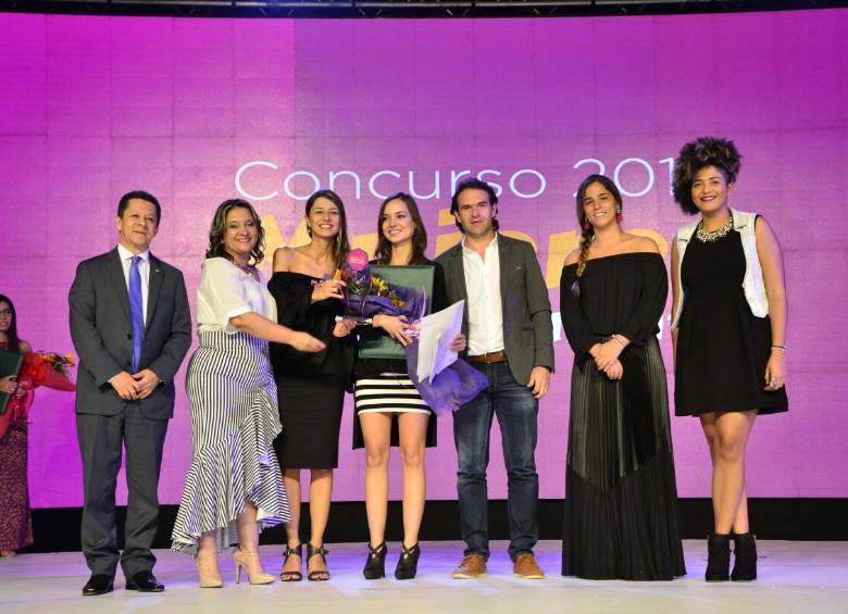 Más de mil personas asistieron al acto de premiación, que encabezó el alcalde, Federico Gutiérrez. Al centro, Valentina Palacio, ganadora en categoría Emprendimiento. FOTO cortesía alcaldía.
