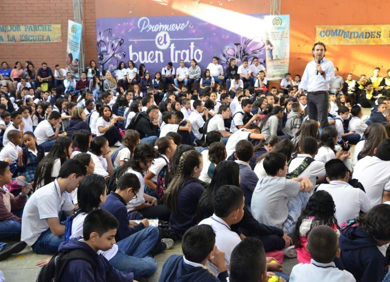 El alcalde presentó este programa en la institución María Montessori en Castilla. FOTO Cortesía Alcaldía de Medellín