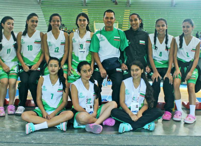 La I.E. Técnica Industrial Tomás Carrasquilla, de Santo Domingo, será la encargada de sacar la cara por Antioquia en baloncesto, en la final nacional en Palmira. FOTO cortesía Coldeportes 