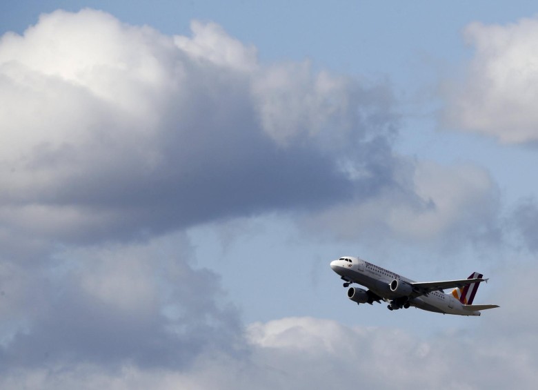 En el aparato viajaban 123 pasajeros y cinco miembros de la tripulación, que quedaron en el aeropuerto de Sttutgart mientras se revisaba el aparato. FOTO REUTERS