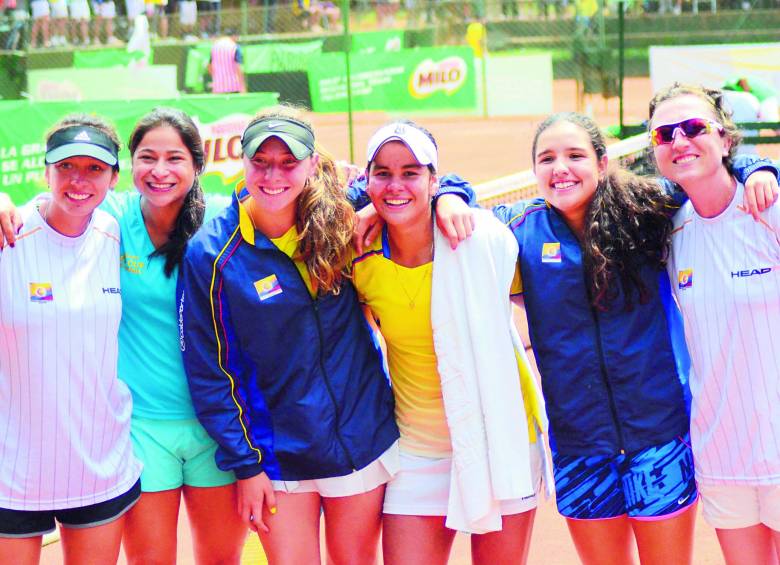 Las tenistas nacionales celebraron la victoria ante Venezuela junto a su capitana Catalina Castaño. FOTO Cortesía