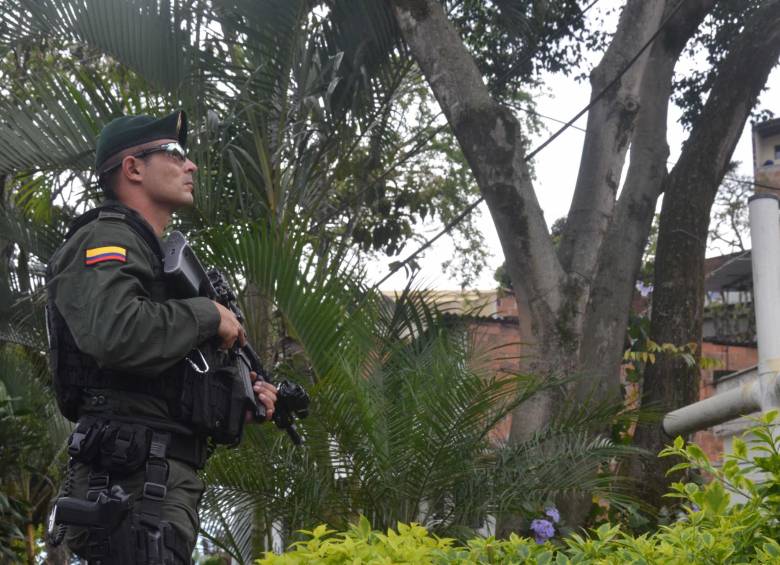 Con grupos de fuerzas especiales la Policía realiza la búsqueda de los asesinos en el Pesebre y Robledo. FOTO Cortesía Policía