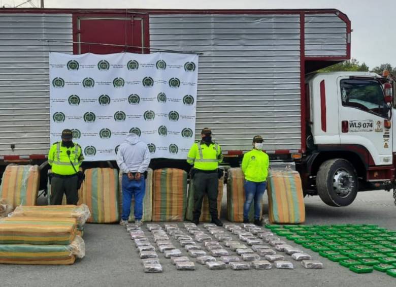 La Policía halló 774 kilos de marihuana y 93 kilos de coca dentro del camión. FOTO CORTESÍA POLICÍA ANTIOQUIA
