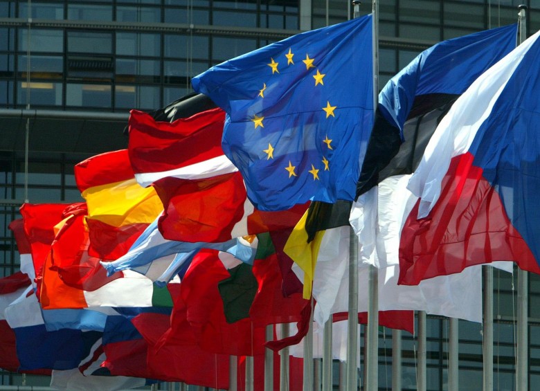  Banderas de las naciones que conforman la Unión Europea frente al parlamento. FOTO: REUTERS