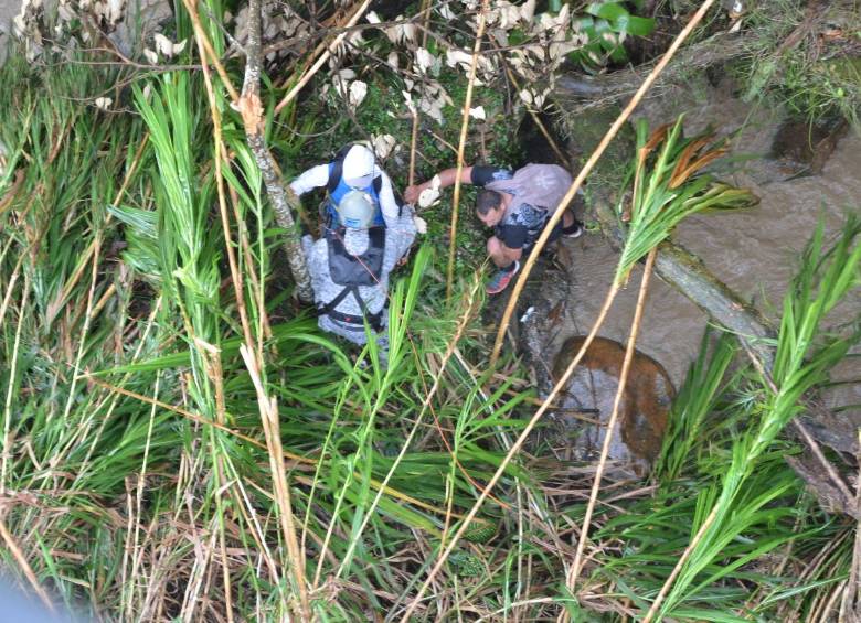 El rescate de película de dos hombres atrapados en el río Medellín