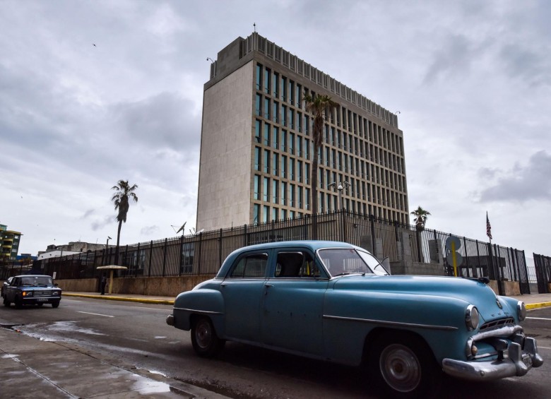 Todo parece tranquilo en el sector del Malecón de La Habana, alrededor de la sede de la Embajada de Estados Unidos en la isla. Así de imperceptible fue presuntamente el ataque que sufrió. FOTO afp
