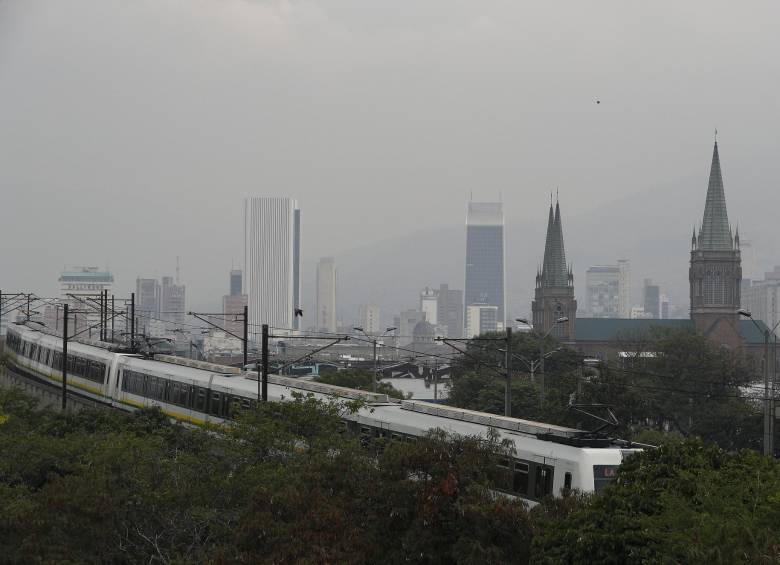 Hay estaciones que registran 58 microgramos de PM 2.5 por metro cúbico de aire, mientras la OMS recomienda niveles inferiores a 13 microgramos. FOTO ARCHIVO MANUEL SALDARRIAGA