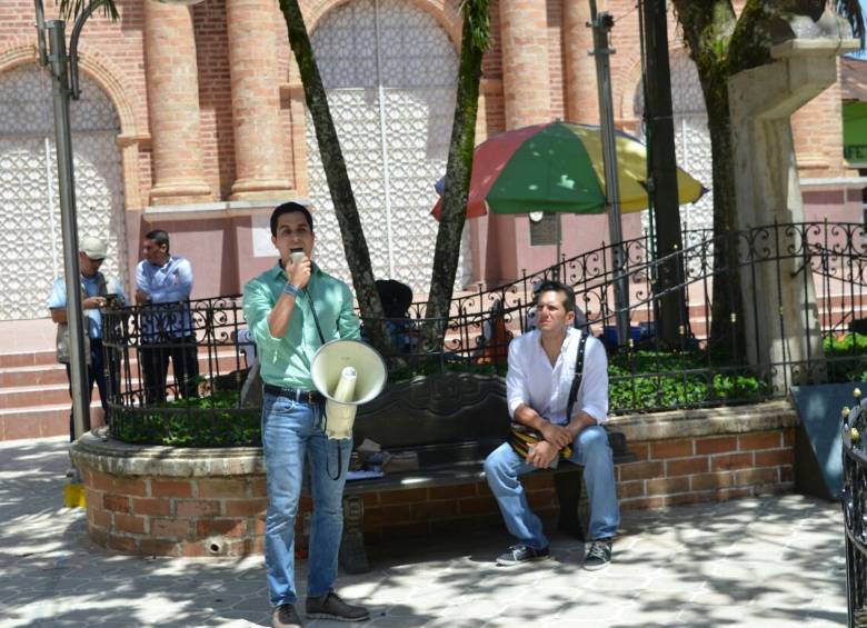 El representante Federico Hoyos habló en el parque principal de Remedios. FOTO CORTESÍA