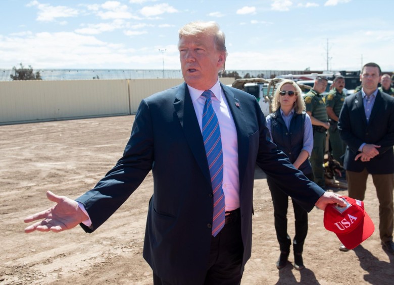 El presidente Donald Trump visitó la frontera de Estados Unidos con México a principios de abril. Allí se presenta el mayor problema respecto al manejo de la migración. FOTO AFP