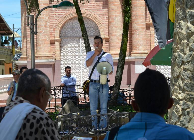 El senador Alfredo Ramos dio a conocer su punto de vista en el parque de Remedios. FOTO CORTESÍA