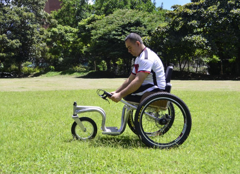 La silla de ruedas funciona con un sistema de propulsión por medio de palancas, desde las que se pueden controlar los frenos de disco incorporados en las dos llantas todoterreno. FOTO CORTESÍA