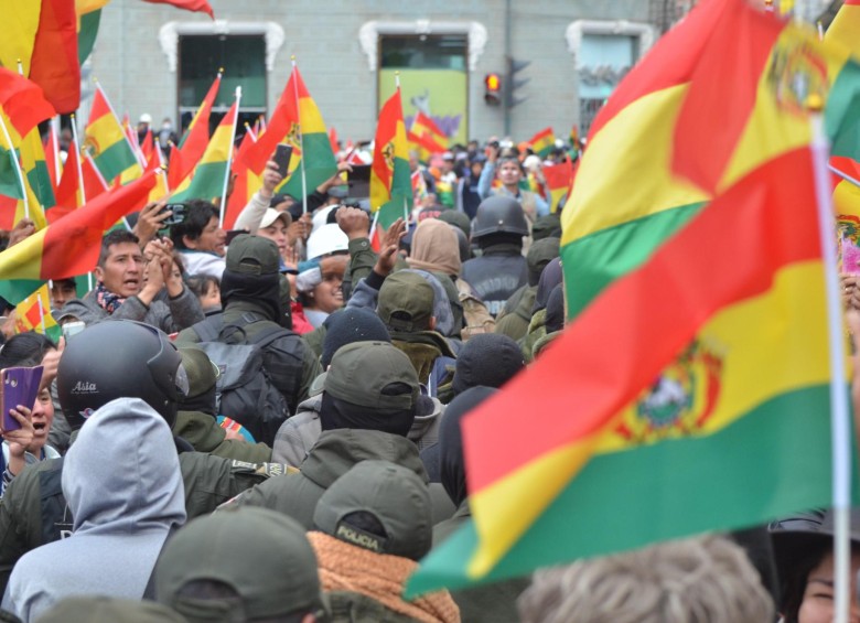 Luego del anuncio de la renuncia de Evo, las calles de La Paz se convirtieron en un carnaval con el estallido de petardos y miles de manifestantes ondeando banderas tricolores bolivianas (rojo, amarillo y verde). FOTO EFE