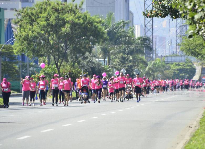 En Medellín corrieron contra el cáncer de seno 