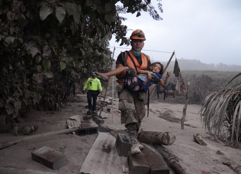 60 muertos, 1,7 millones de damnificados y tres estados declarados en alerta roja es lo que enfrentan los organismos de socorro tras la tragedia que enluta a Guatemala. FOTO efe