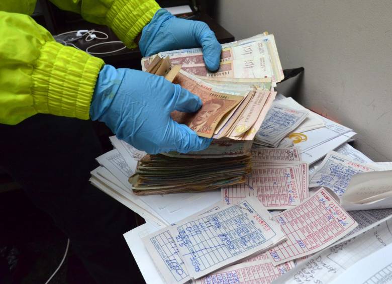 La persona capturada, elementos incautados y dinero fueron dejados a disposición de la autoridad judicial competente. CORTESÍA POLICÍA