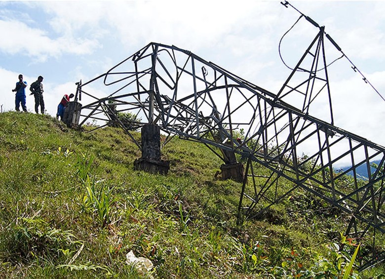 La torre derribada por las Farc en zona selvática de Buenaventura sería reparada en dos o tres días: autoridades. FOTO archivo