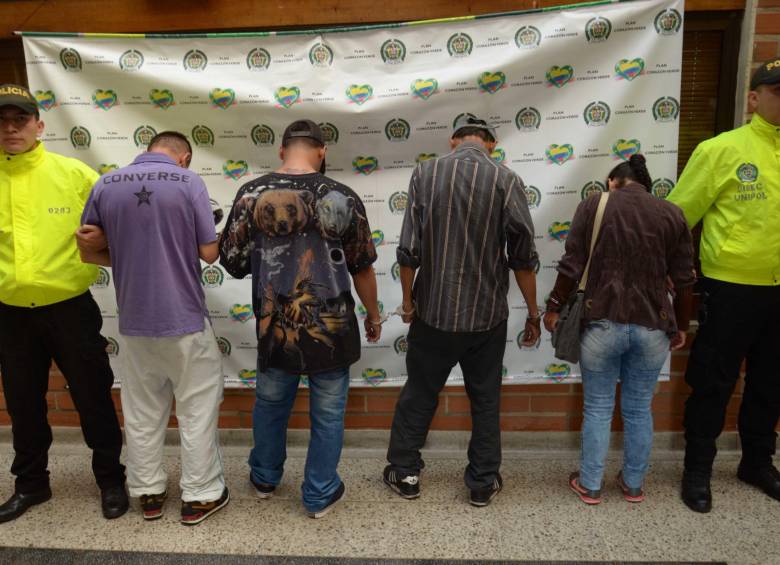 Los capturados son conocidos con los alias de “el Chomo”, “William”, “Javier” y “Rocío”. FOTO Cortesía Policía Metropolitana del Valle de Aburrá 
