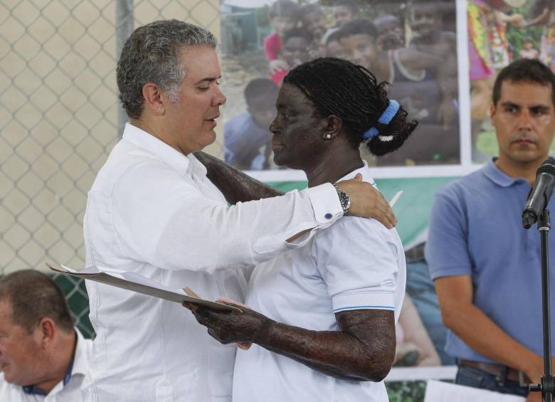 Duque se reunió con Ana Cecilia Mosquera de la comunidad de Machuca. FOTO Manuel Saldarriaga, enviado especial Segovia 