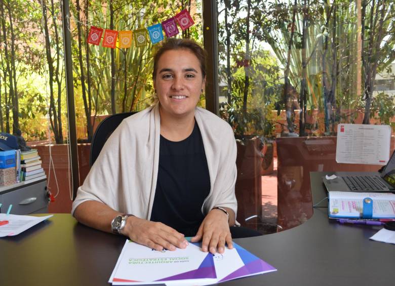 Isabella Barrios, directora de la Fundación Andi y gerente de Arquitectura Social Estratégica del mismo gremio, sostuvo que hay al menos 7 mil personas beneficiadas. FOTO Cortesía andi