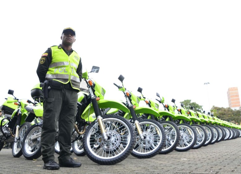 La entrega de dotación a uniformados de la Policía Metropolitana, de parte de la Alcaldía de Medellín, se oficializó ayer en el parque San Antonio. FOTO cortesía alcaldía de medellín