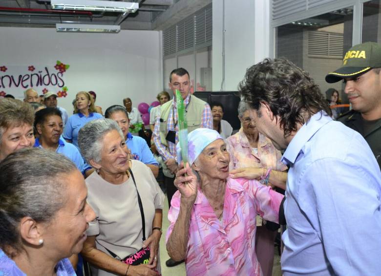 El alcalde Federico Gutiérrez compartió con los adultos mayores en el Centro Vida El Raizal. FOTO cortesía alcaldía