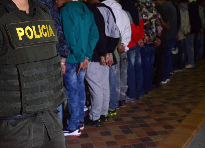 La Policía presentó, en el parque de El Poblado, a los capturados por extorsión al comercio en el sector Yarumito, de Itagüí, y de microtráfico de estupefacientes. FOTO cortesía policía metropolitana