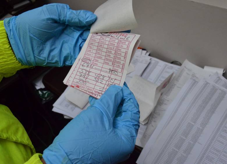 La persona capturada, elementos incautados y dinero fueron dejados a disposición de la autoridad judicial competente. CORTESÍA POLICÍA