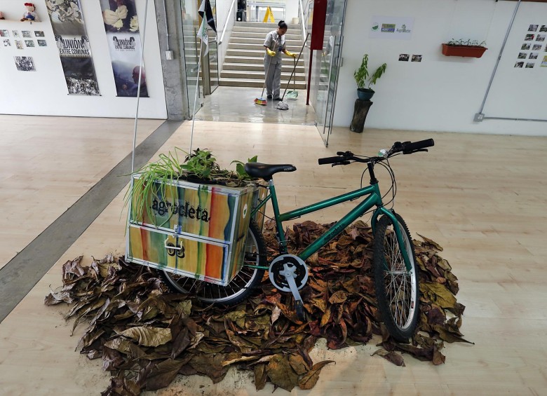 Cicla diseñada por el colectivo Ecoarte, para llevar plantas. FOTO Henry Agudelo