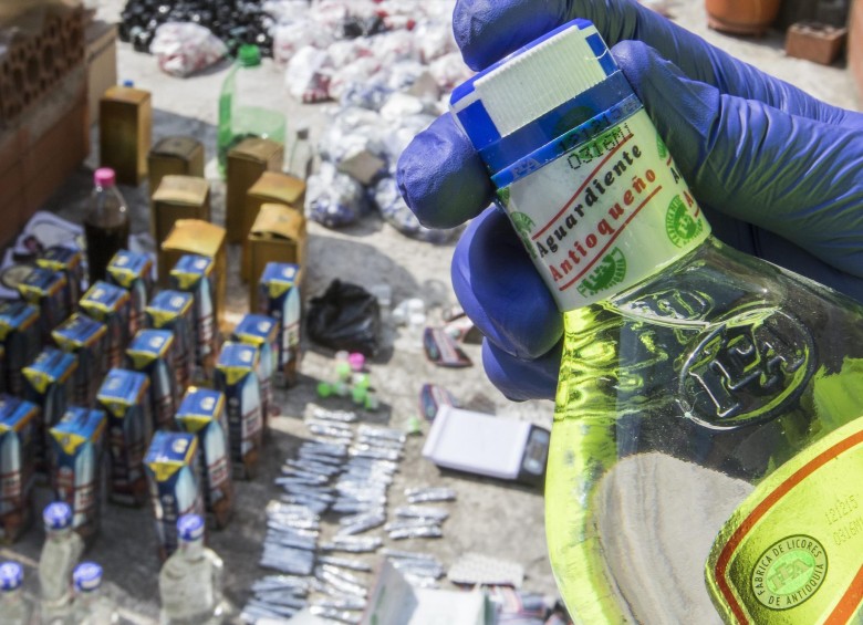 Decomiso de licor adulterado en Medellín.Foto: Robinson Sáenz Vargas