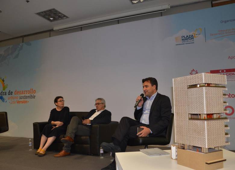 La cátedra de desarrollo urbano sostenible es liderada por la Alcaldía de Medellín a través de la Empresa de Desarrollo Urbano (EDU). De izq. a der.: María Buhigas San José (ONU Hábitat), Hernando Gómez (Grupo Argos) y Roberto Lippi (ONU Hábitat). FOTO cortesía