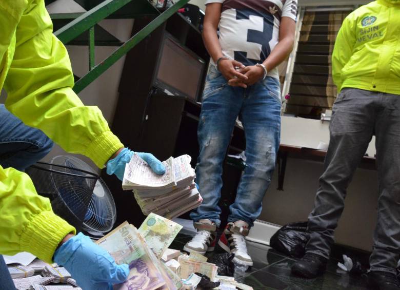 La persona capturada, elementos incautados y dinero fueron dejados a disposición de la autoridad judicial competente. CORTESÍA POLICÍA