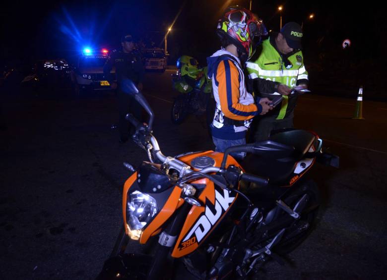 En los operativos, las autoridades verifican que cada motociclista tenga los papeles al día y que no exceda el límite de velocidad permitido según la zona; además, hacen control de alcoholemia y de elementos de protección obligatorios. FOTO CORTESIA POLICÍA NACIONAL