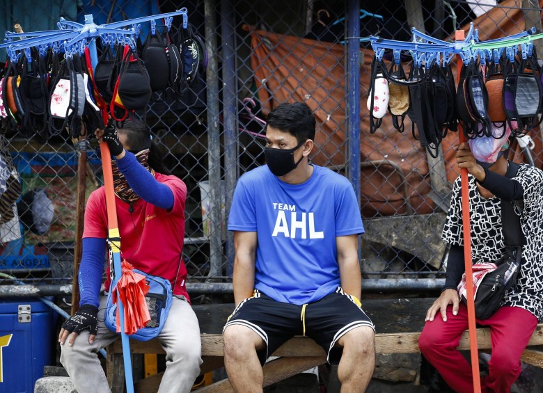 La venta de mascarillas es de las pocas actividades comerciales que sobrevive a la cuarentena en Ciudad Quezón, Filipinas. FOTO EFE