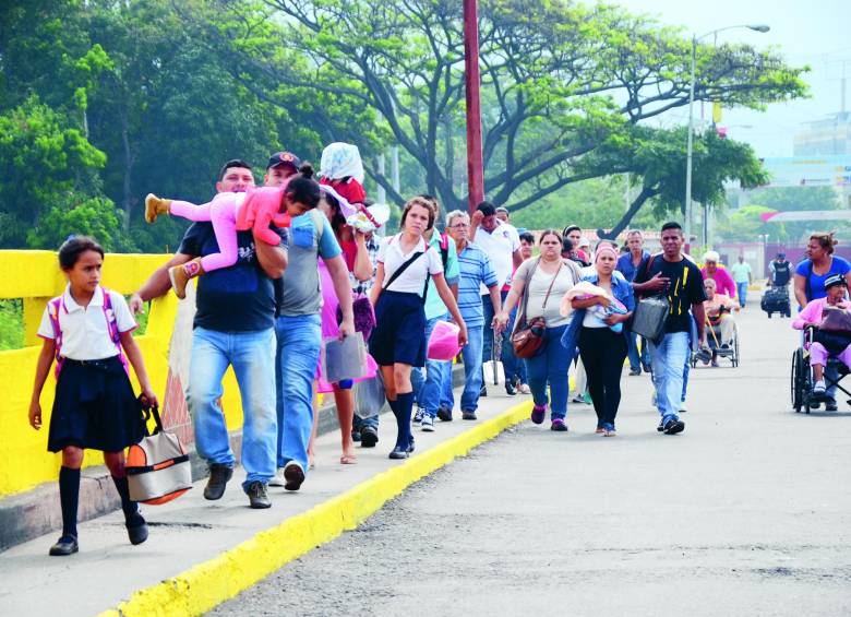 Venezolanos cruzando el puente Simón Bolívar, frontera con Colombia. FOTOS Carlos Velásquez y Colprensa