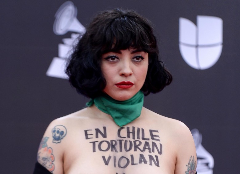 La cantante chilena Mon Laferte muestra un mensaje en pecho desnudo en la alfombra roja de los premios Latin Grammy . FOTO EFE