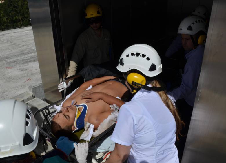 Santiago Vallejo, estudiante de aviación de Los Halcones, sobrevivió a un accidente aéreo, entre los municipios de Fredonia y Santa Bárbara, en el que los demás tripulantes murieron. FOTO Cortesía