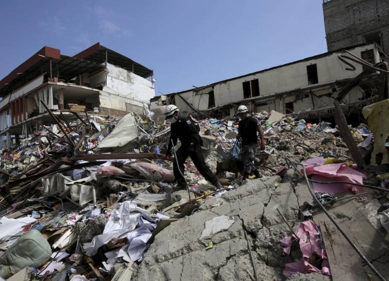 Los equipos de rescate buscan cuerpos entre los escombros que dejó el terremoto en la ciudad de Manta. FOTO: REUTERS