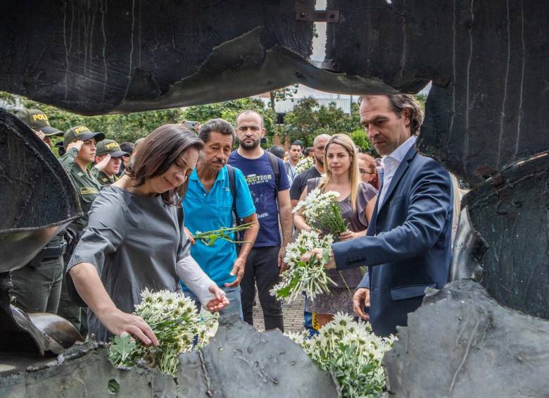 El alcalde Federico Gutiérrez Zuluaga, y la directora de EL COLOMBIANO, Martha Ortiz Gómez, llevaron flores blancas hasta la escultura herida por el terrorismo. 