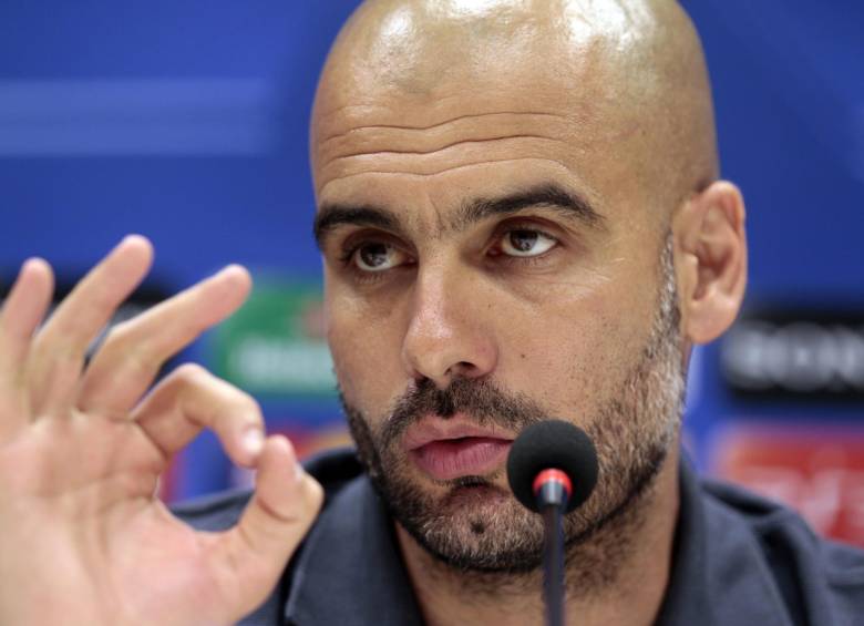 Pep Guardiola le daba consejos a sus jugadores. FOTO Reuters