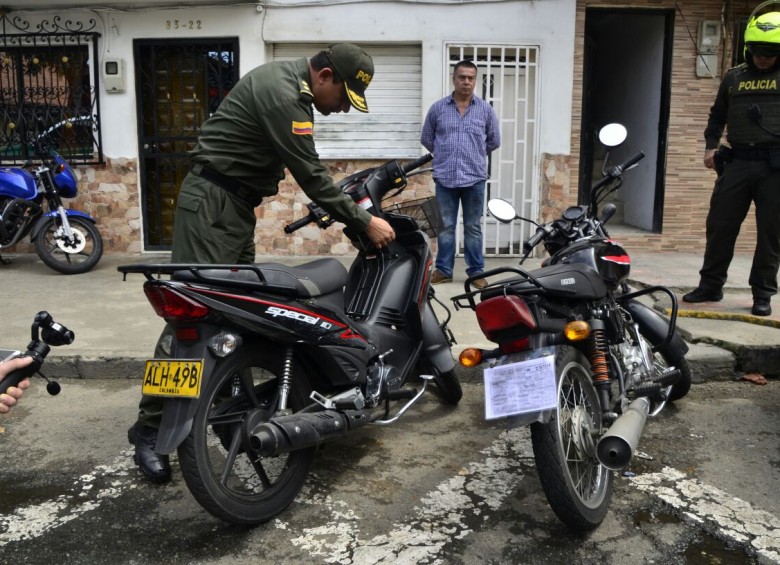 Alcaldía reveló fotos de las motos donde se desplazaban los presuntos fleteros el viernes. FOTO cortesía alcaldia de medellín 