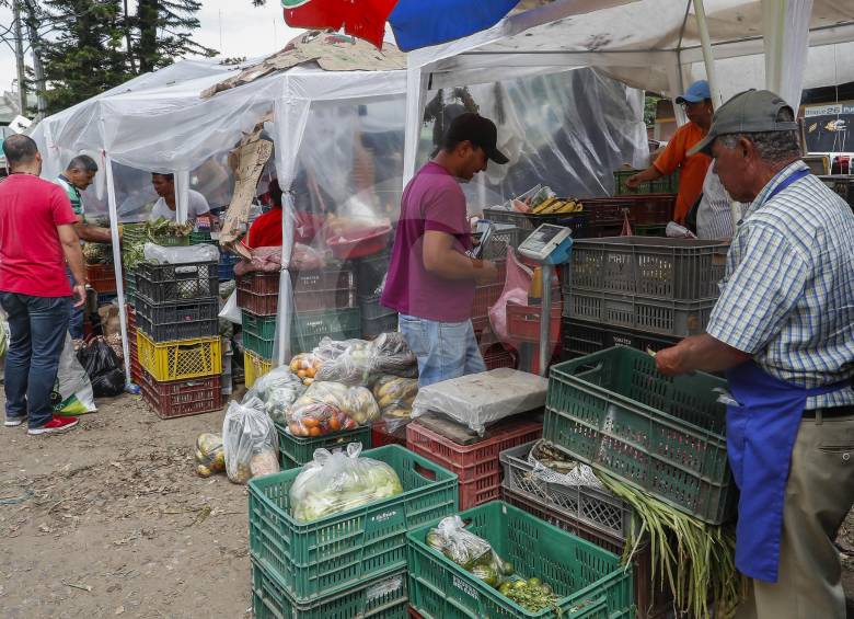 Los comerciantes de Las Malvinas debieron ocupar carpas luego del incendio. FOTO RÓBINSON SÁENZ