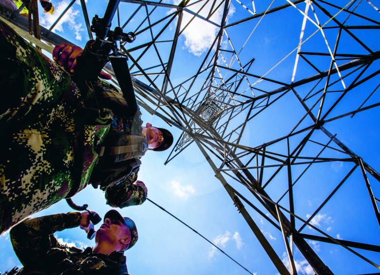 En las montañas del Nudo de Paramillo, en Antioquia, la Fuerza Pública protege las nuevas líneas de energía eléctrica. FOTO Jaime Pérez