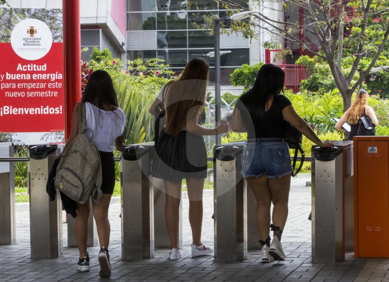 Ayer un grupo de estudiantes de la Universidad Pontificia Bolivariana, hombres y mujeres, entraron al campus usando falda como protesta a la recomendación de vestuario que hicieron directivas. Hubo pancartas y el hashtag #UPBEnFalda FOTO JUlio C. Herrera
