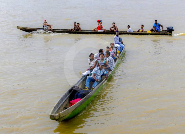 Muchas de las comunidades del Chocó utilizan el río como su único medio de transporte. En la foto, habitantes de Bojayá se movilizan por el río Atrato hacia Quibdó. FOTO juan antonio sánchez