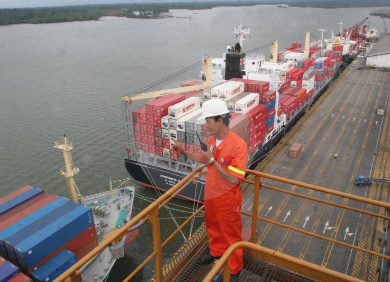 La Sociedada Portuaria (foto) administra en la actualidad el terminal marítimo de Buenaventura que moviliza 17 millones de toneladas. En 2007 se inició la construcción del puerto de Aguadulce con el que se espera aumentar la competitividad. FOTO Róbinson Sáenz