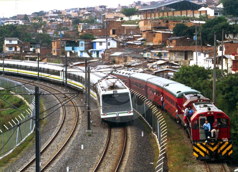 A finales de 1995, recién inaugurado el Metro de Medellín, todavía se podía ver en funcionamiento a las máquinas de los Ferrocarriles Nacionales. El objetivo es que en un futuro cercano se vuelva a apreciar esto con un tren de cercanías. FOTO manuel saldarriaga